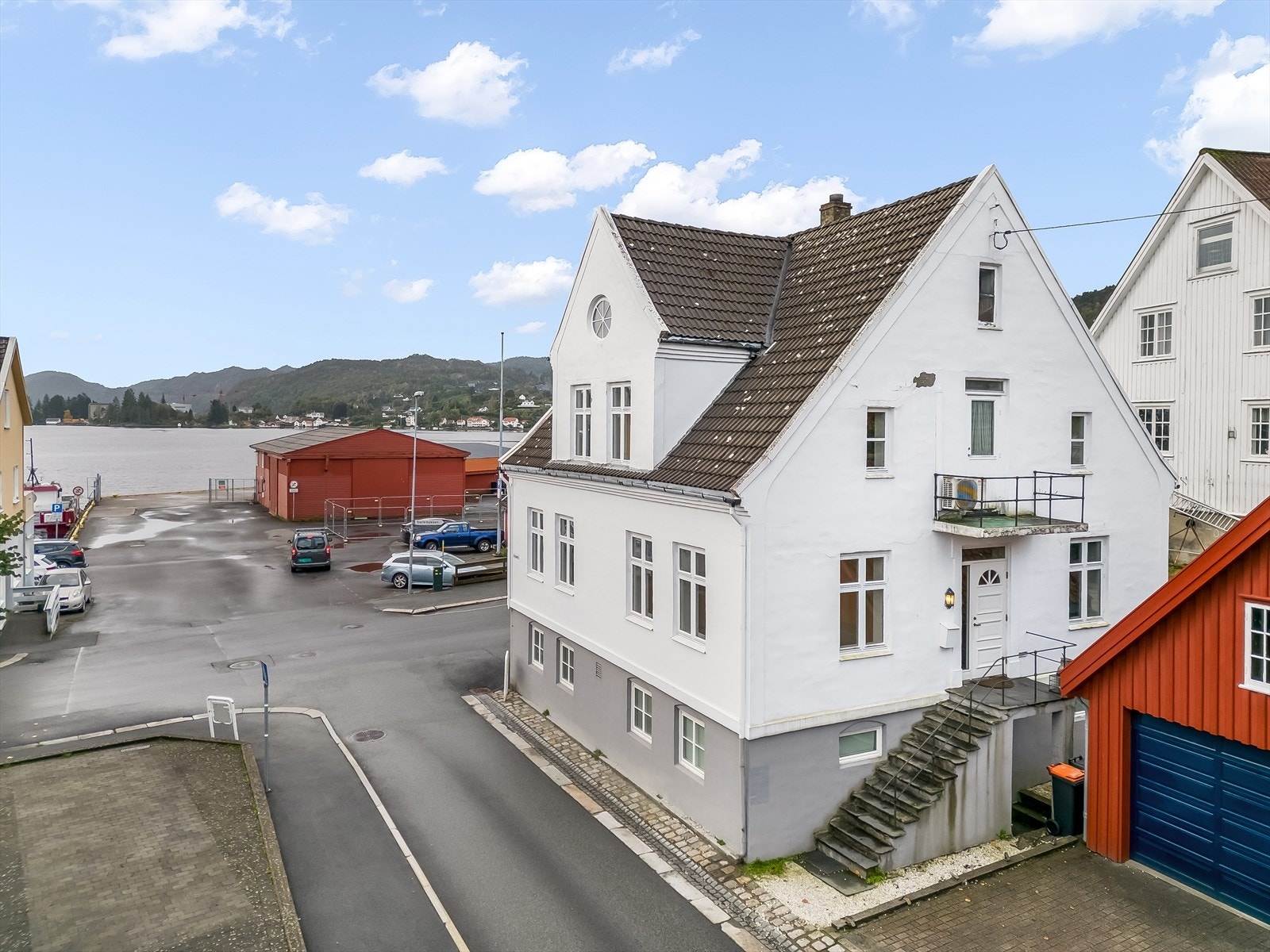 Bygget er oppdelt og seksjonert i to separate enheter hvor kjelleretasjen ikke inngår i salget. Galleribilde