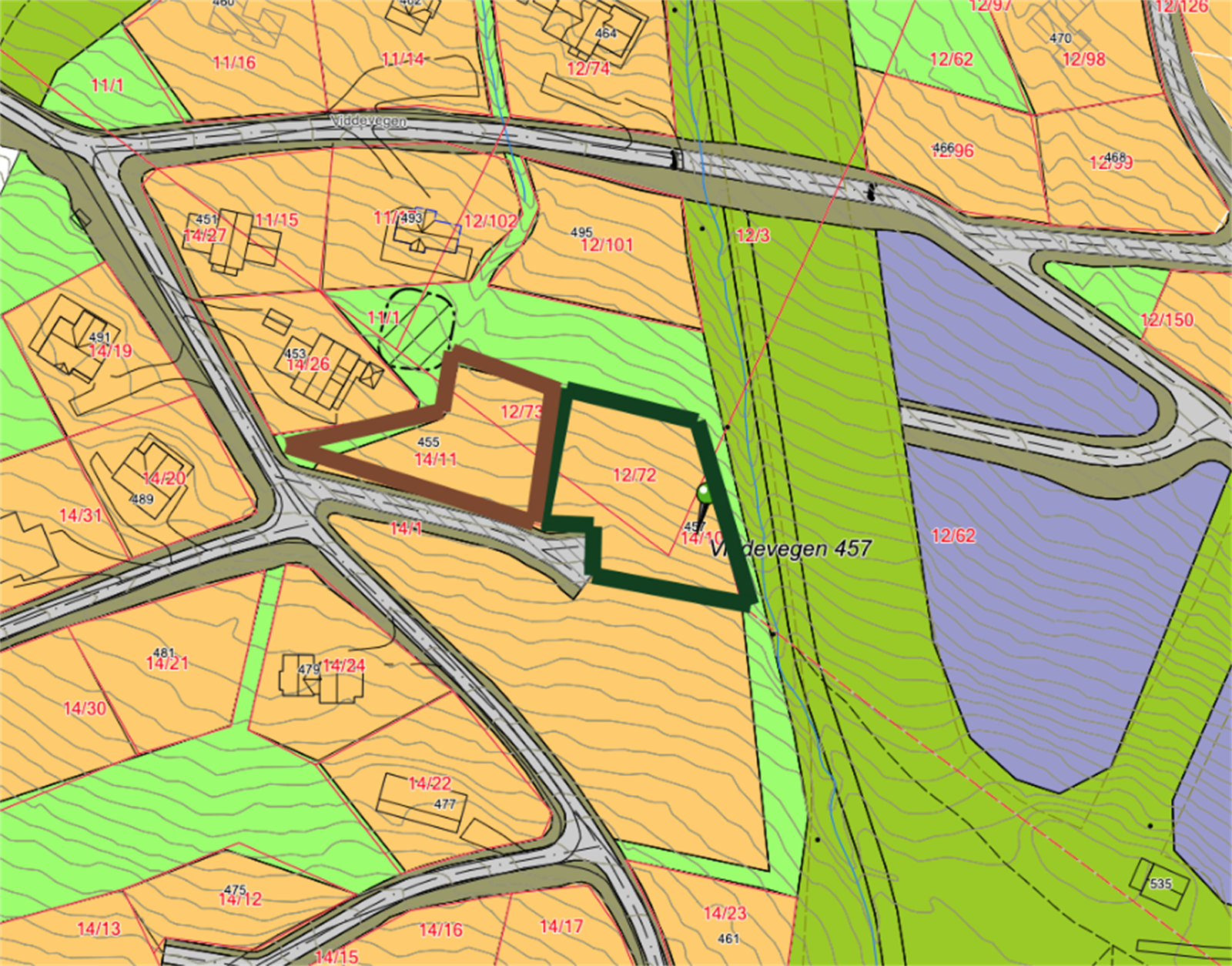 Tomt nr. 122(Viddevegen 457) består av 2 gnr og bnr. Tomten ligger helt inntil alpinbakken (Ski inout) Galleribilde