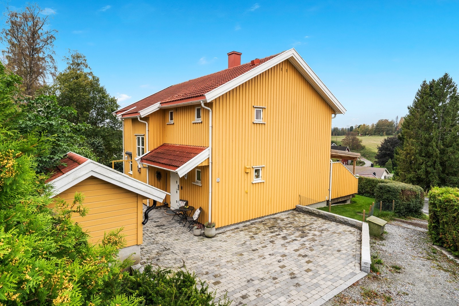 Stenlagt gårdsplass og adkomst Galleribilde