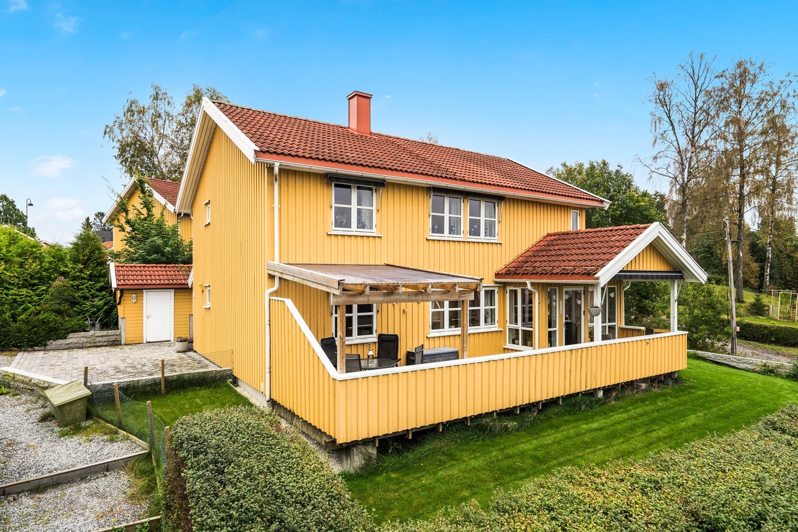 Pent opparbeidet hage og uteområde. Galleribilde