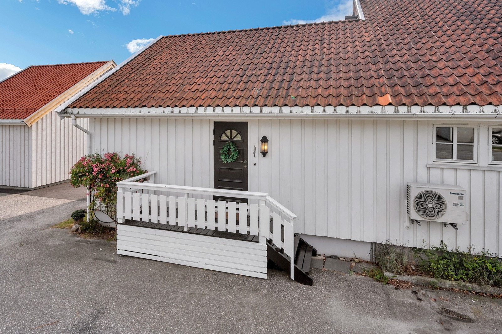 Inngangsparti. Det er installert elbillader. Galleribilde