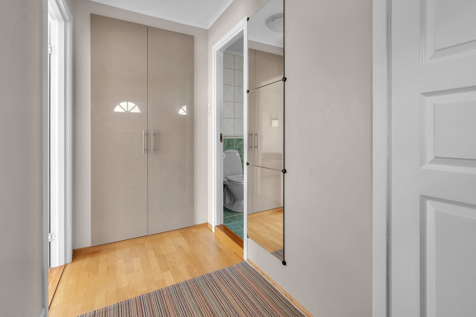 Entrè med garderobeskap Galleribilde