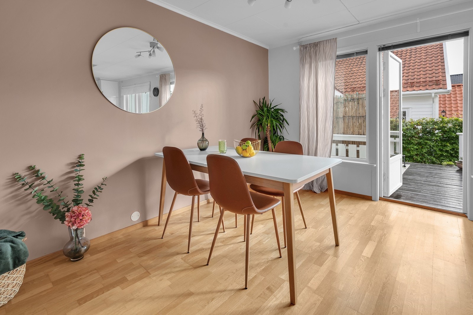 Fra stue/kjøkken er det utgang til solrik hage Galleribilde