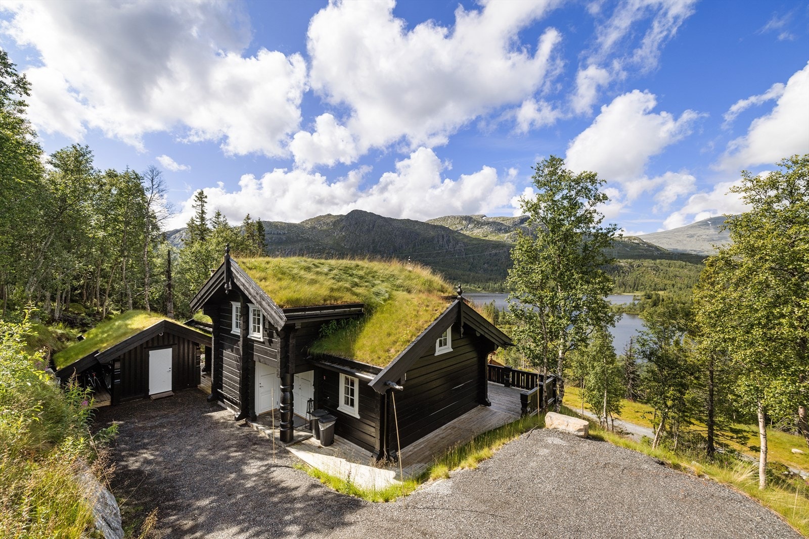 Hytta har stor gårdsplass og el-billader. El-billader følger ved salget. Galleribilde