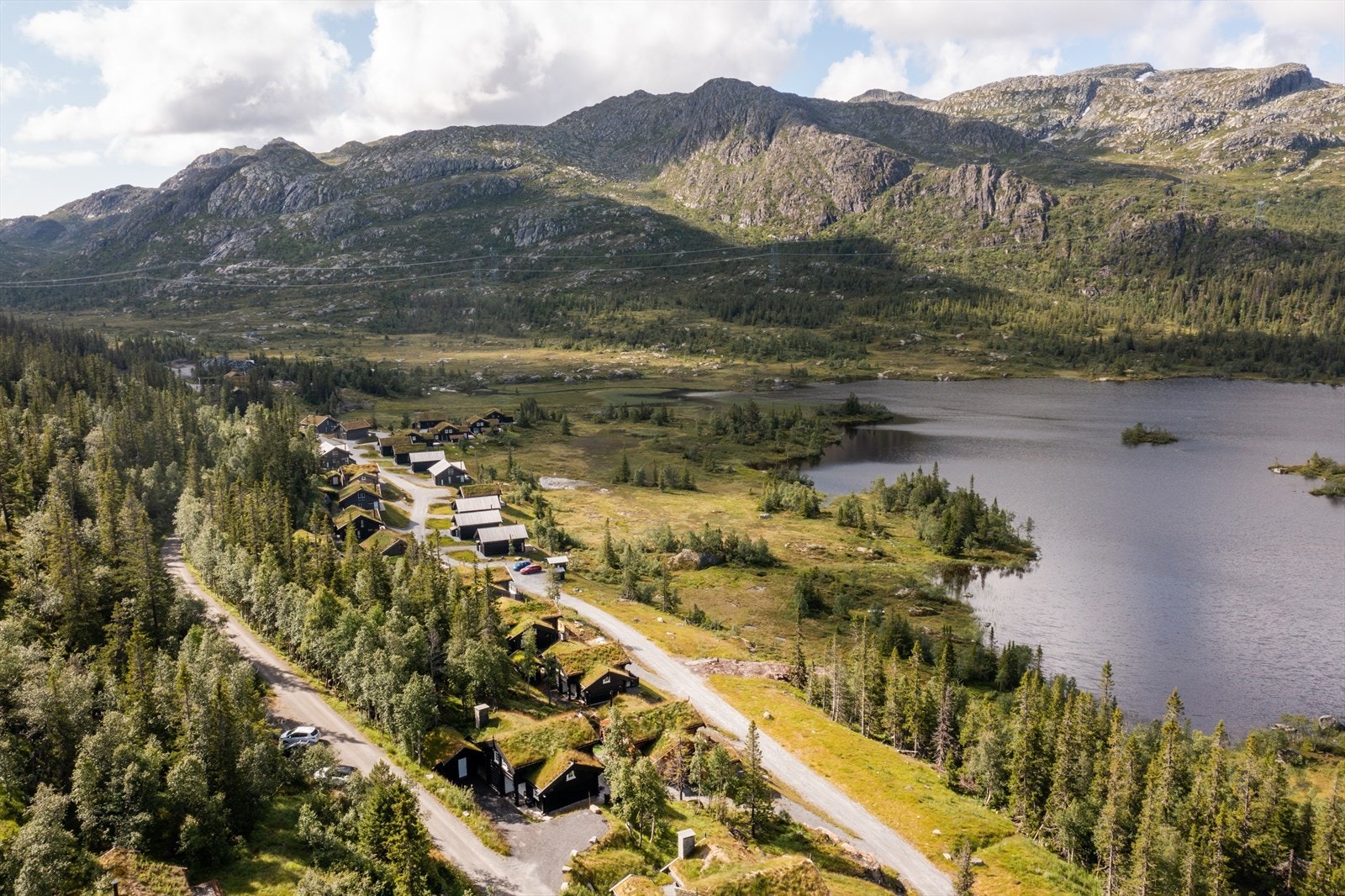Hytta ligger ikke mange meterne fra vakre Kvitåvatn Galleribilde