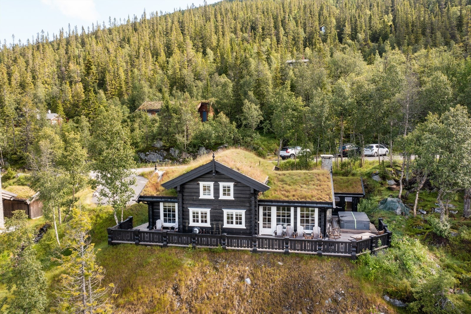 Nyere, flott og velholdt familiehytte i laft m/fantastisk utsikt og meget gode solforhold. Fantastiske turmuligheter. Galleribilde