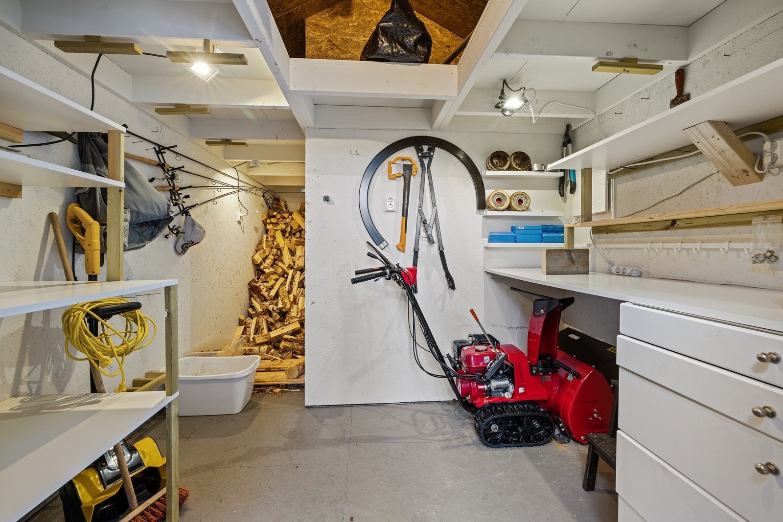 Her er alt lagt til rette for lagring av ved, snøfreser eller prepping av ski. Galleribilde