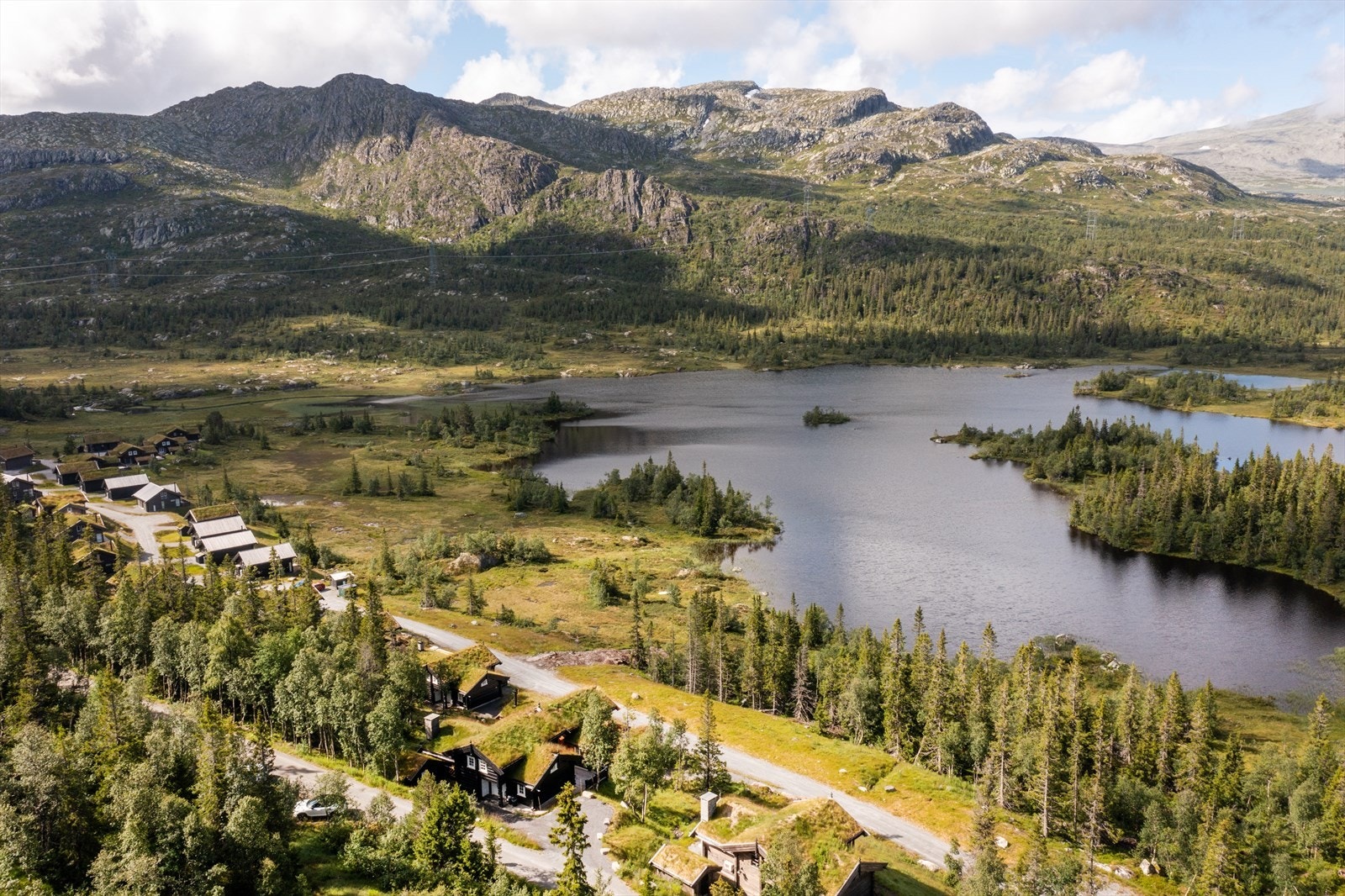 Hytta ligger ikke mange meterne fra vakre Kvitåvatn Galleribilde