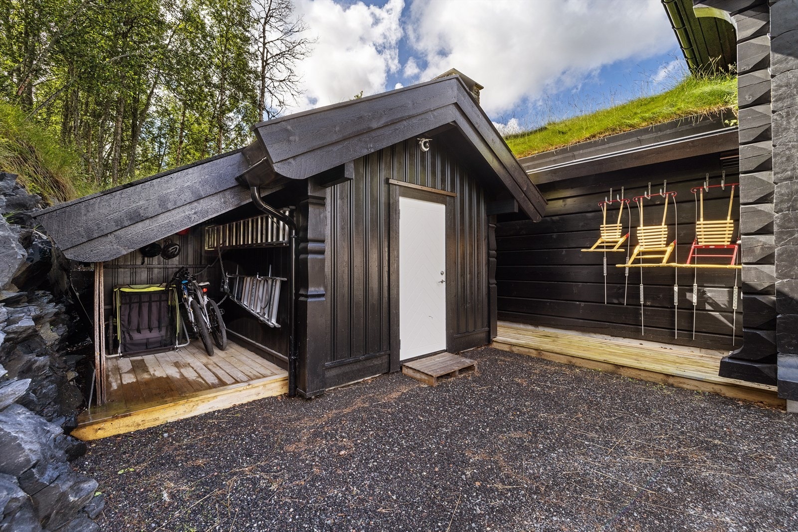 Uthus på ca. 13 m². består av innredet utebod og et rom for mulig /fremtidig badstue. Galleribilde