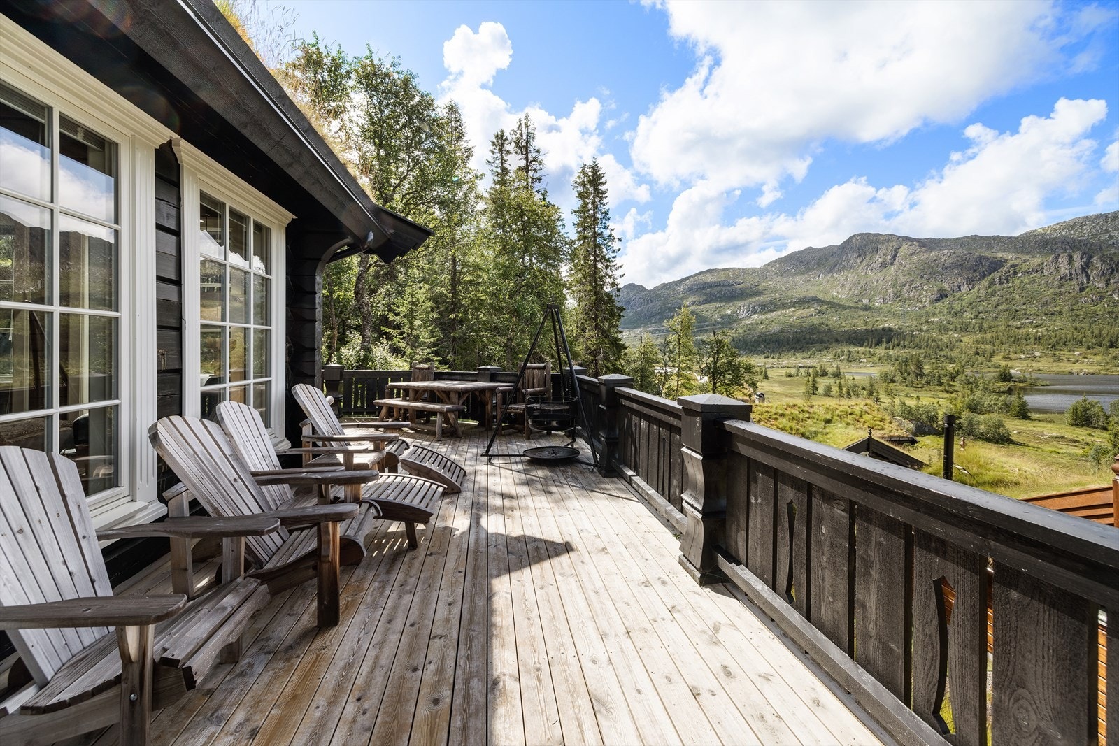 Stor romslig terrasse rundt fritidsboligen, terrassen er på ca. 60 m². Galleribilde
