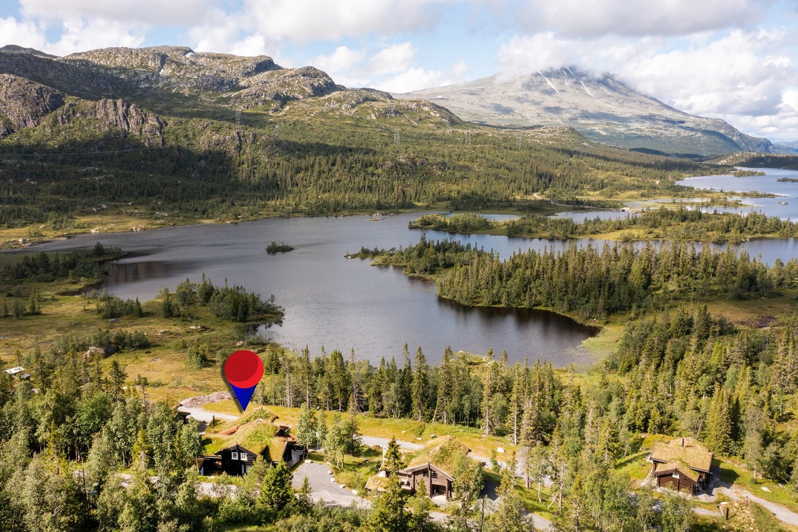 Eiendommene har nærkontakt med vakre Kvitåvatn. Nydelig utsikt til fjellene og særlig direkte utsyn til områdets perle, Gaustatoppen. Galleribilde