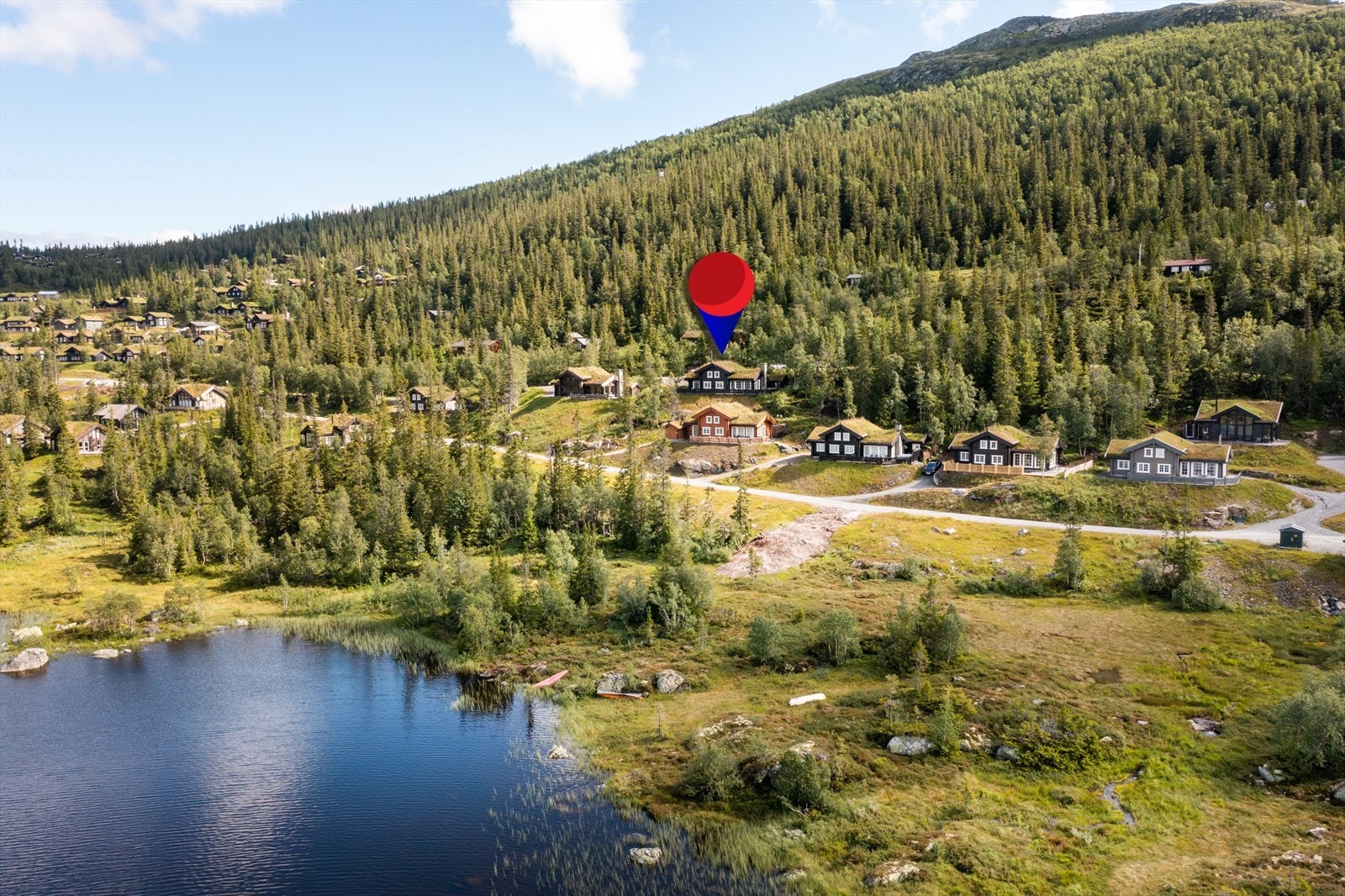 Kvitåvatnvegen 674 har en meget flott beliggenhet i Gausta-området med både flott utsikt og masse sol. Galleribilde