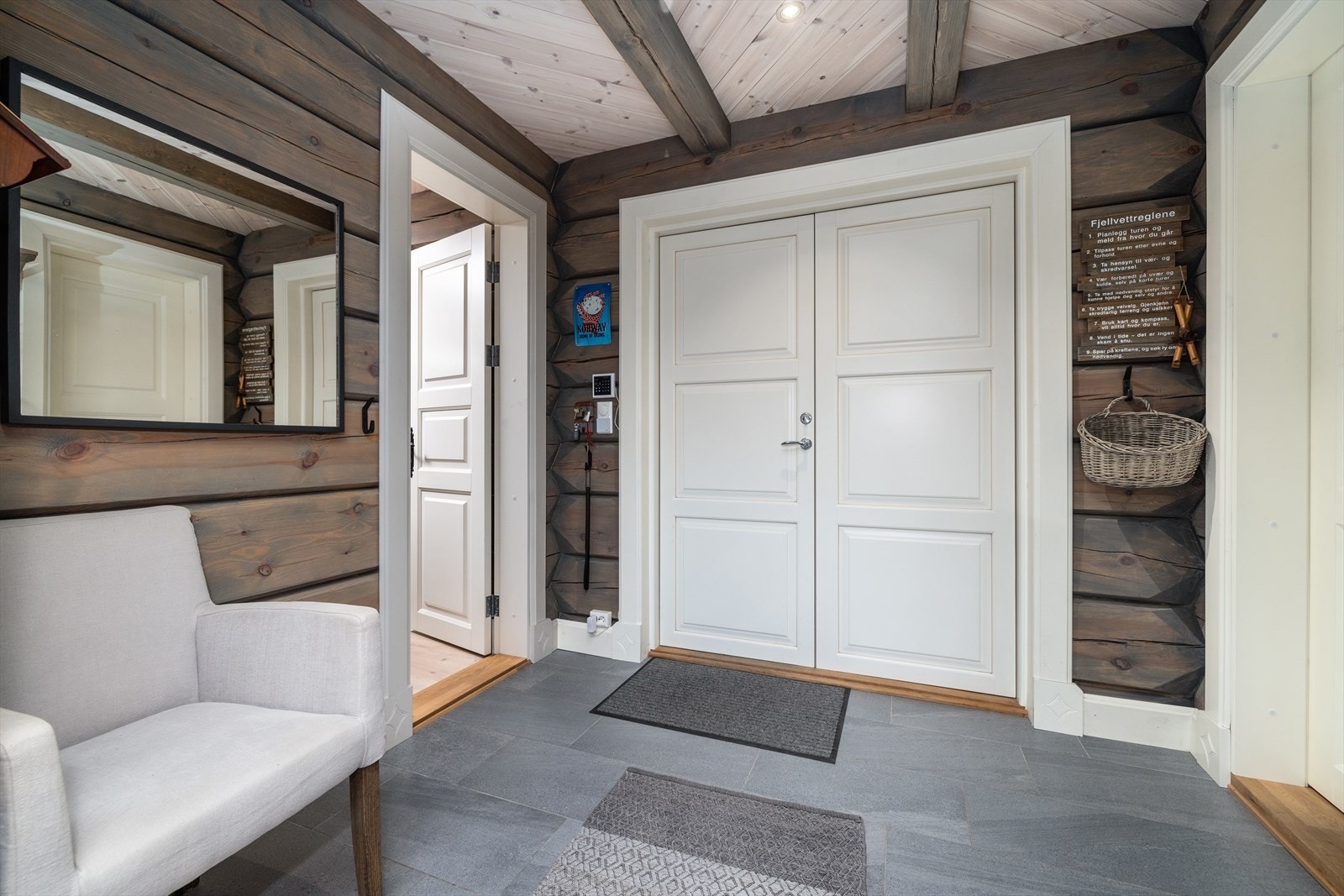 Velkommen inn! Innbydende entré med fliser på gulv og downlights i himling. Galleribilde