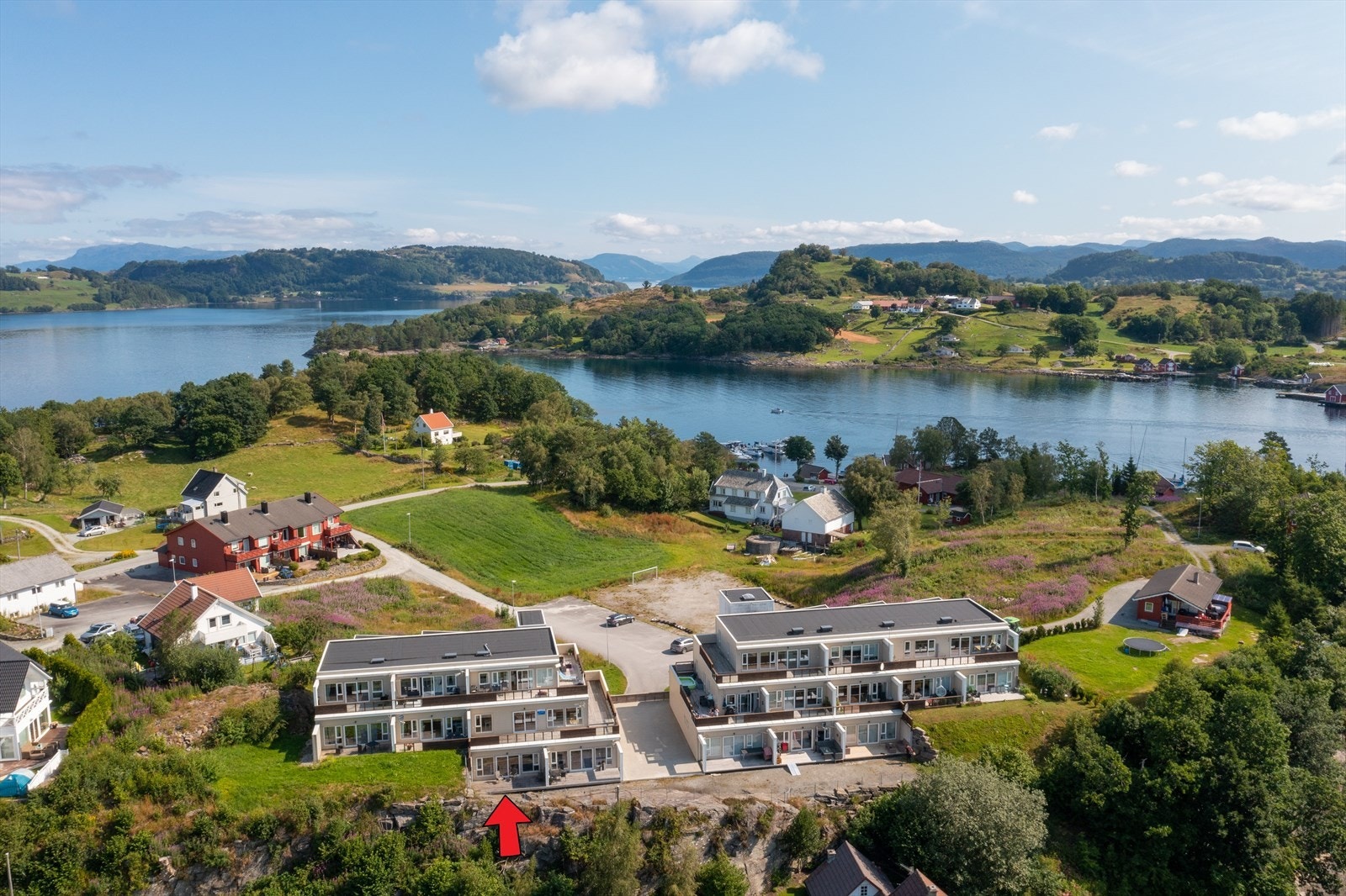 Kjekk endeleilighet på bakkeplan med 2 soverom og romslig terrasse! Galleribilde