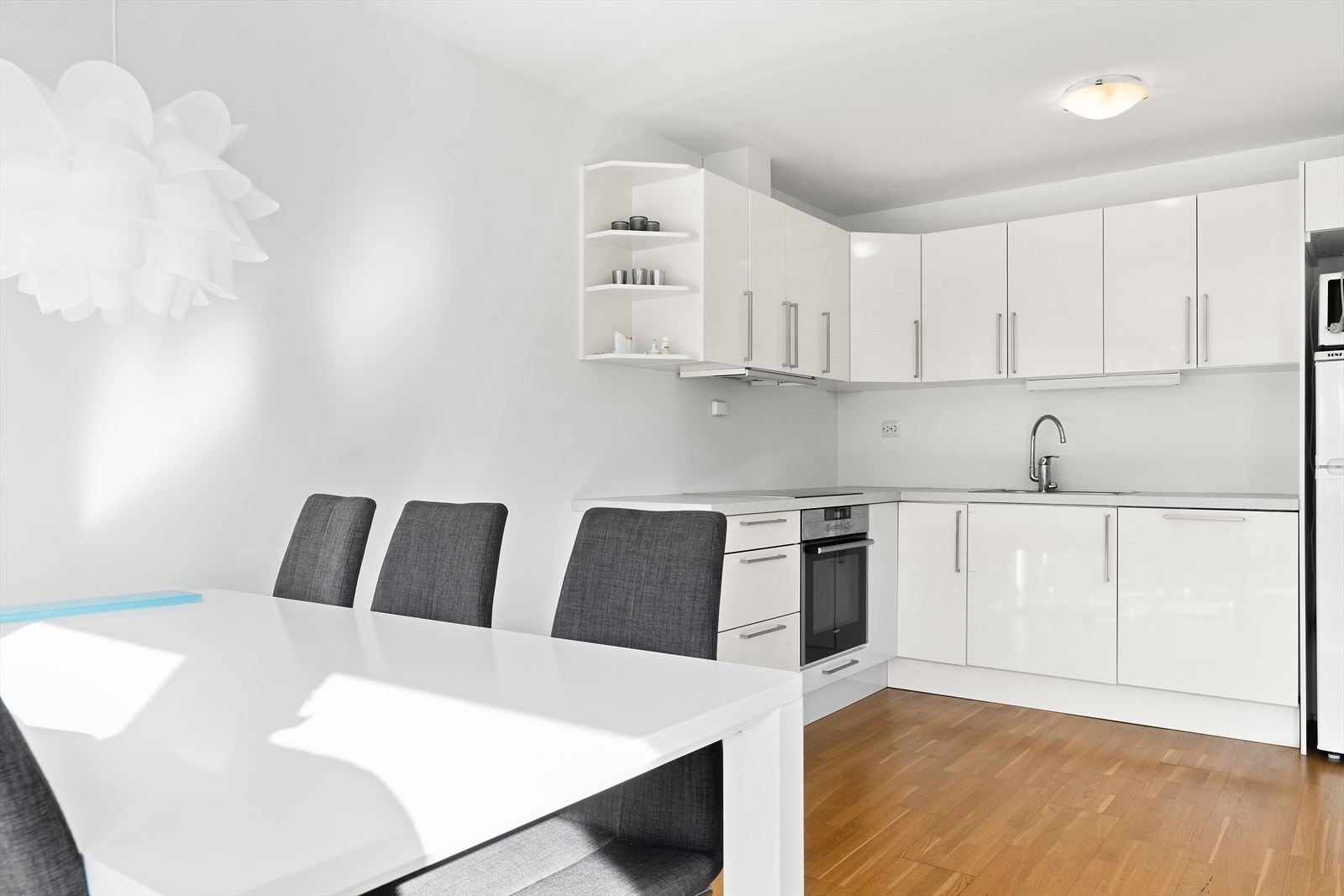 Tidløs hvit kjøkkeninnredning Galleribilde