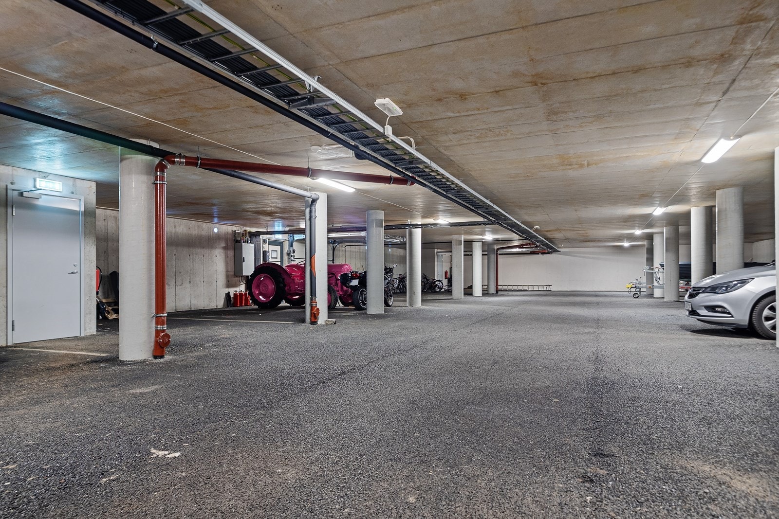 Leiligheten har tilhørende parkeringsplass og bod i lukket anlegg Galleribilde