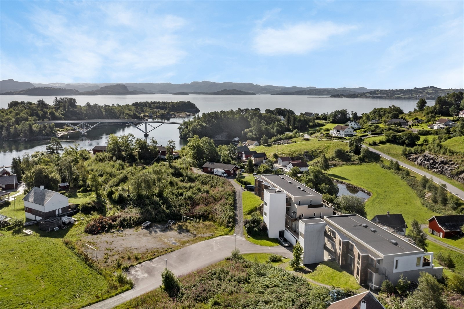 Kjekk fotballbane like utenfor leiligheten Galleribilde