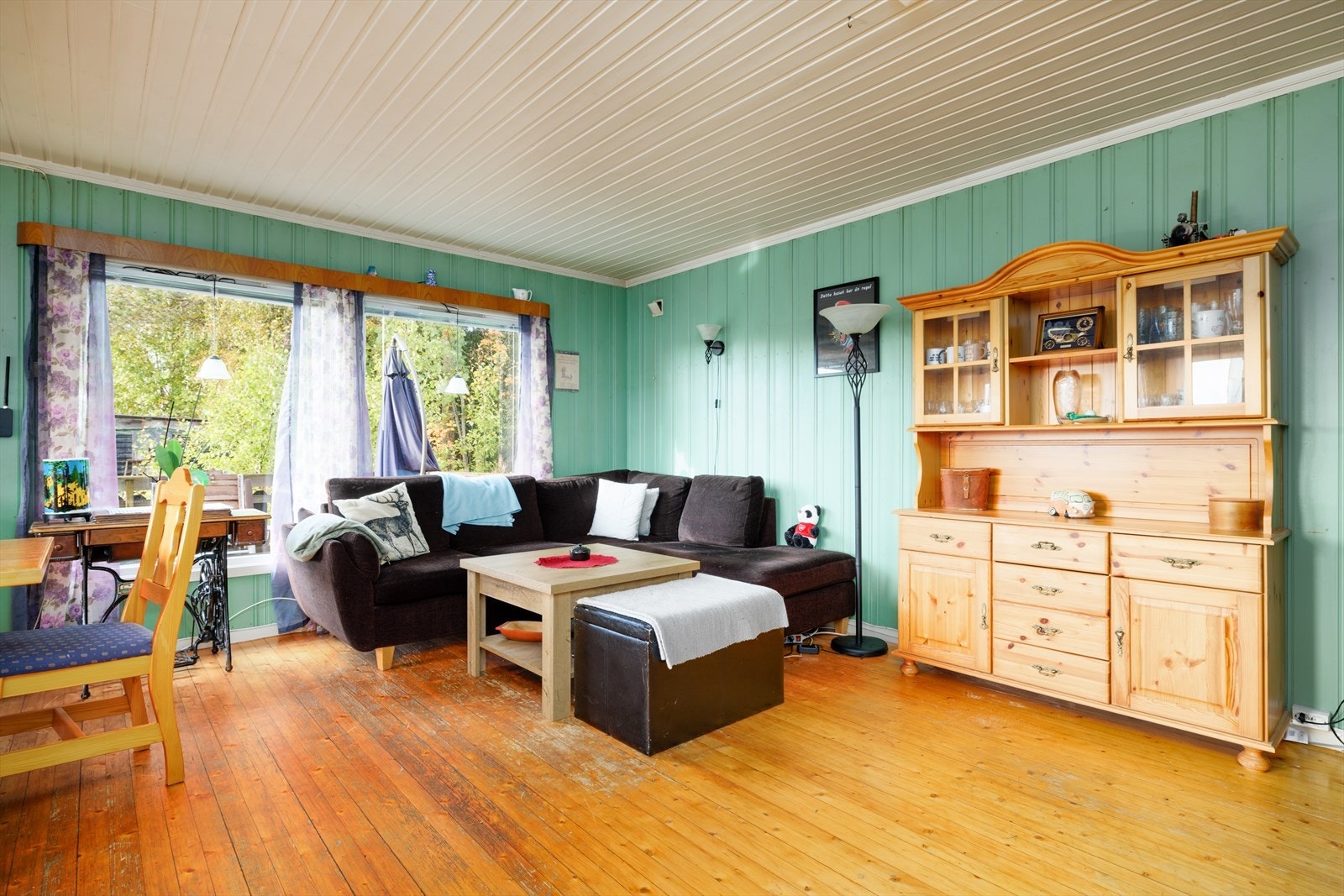 Romslig stue med god plass til sofagruppe. Galleribilde