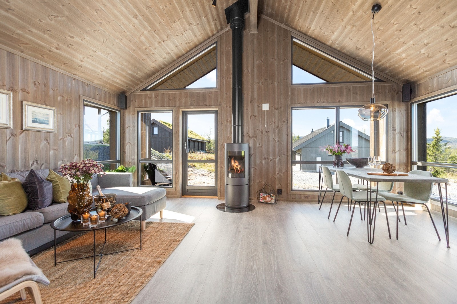 Her er det god plass til både sofakrok, spisebord og øvrig møblement Galleribilde