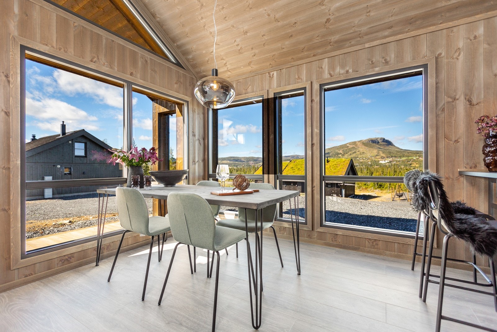 Den fantastiske utsikten kan nytes fra spiseplassen Galleribilde