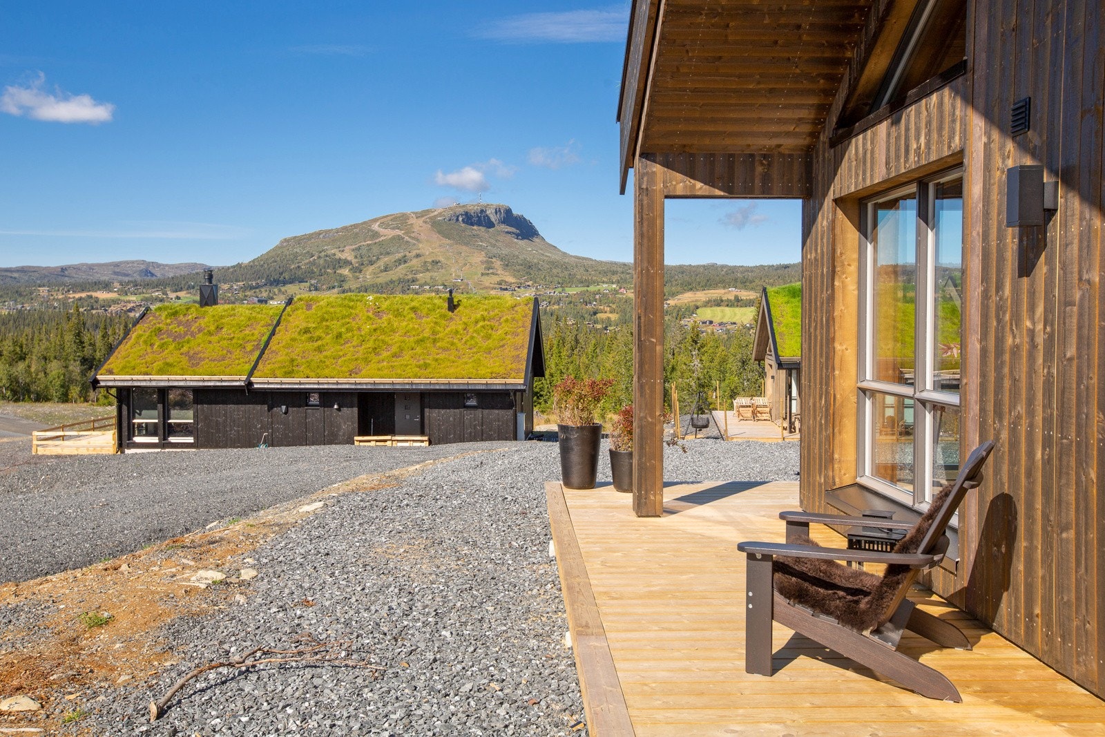 Eiendommen byr på fantastisk utsikt mot Skeikampen og gode solforhold Galleribilde