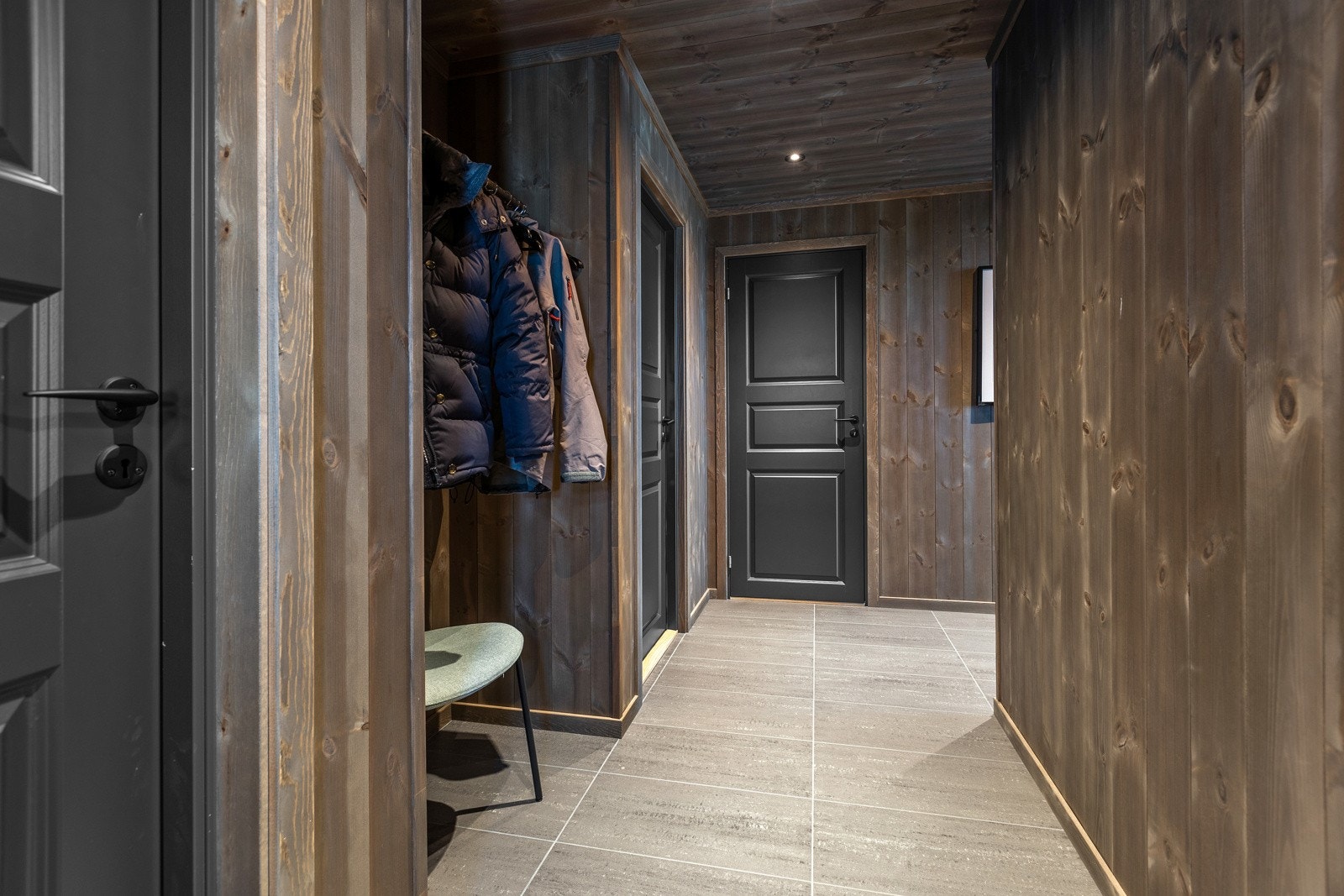 Flislagt, romslig entré Galleribilde