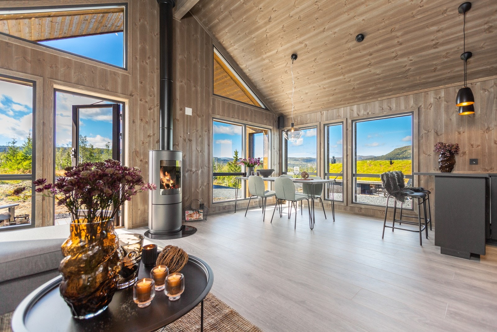 Hytta holder gjennomgående høy standard, og har et moderne preg med tidsriktige farge- og materialvalg Galleribilde