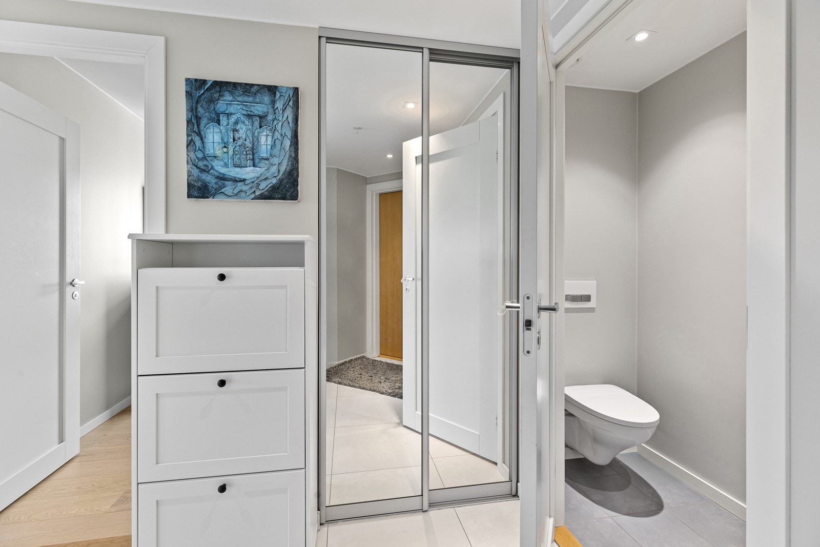 I tilknytning til entréen har du en integrert skyvedørsgarderobe og separat wc. Galleribilde