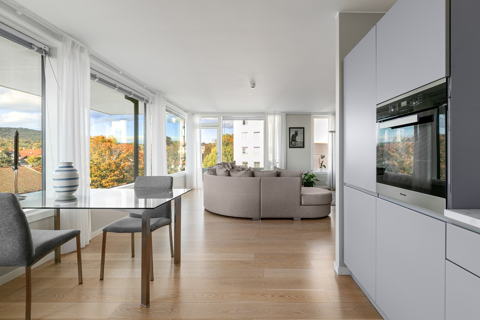 Boligene holder en moderne standard hvor alt stod nytt i 2015. Boligen passer perfekt for den som ønsker en moderne leilighet med "easy living". Galleribilde