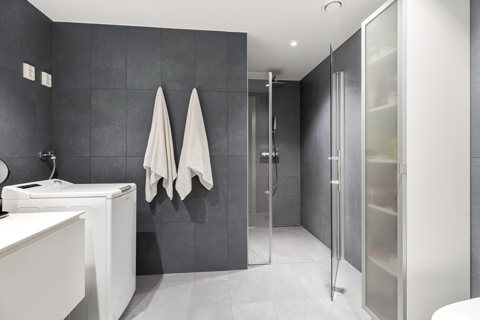 Lekkert baderom i tidsriktige farger. Badet har egen dusjnisje med svingdører som inneholder regn- og hånddusj. Galleribilde