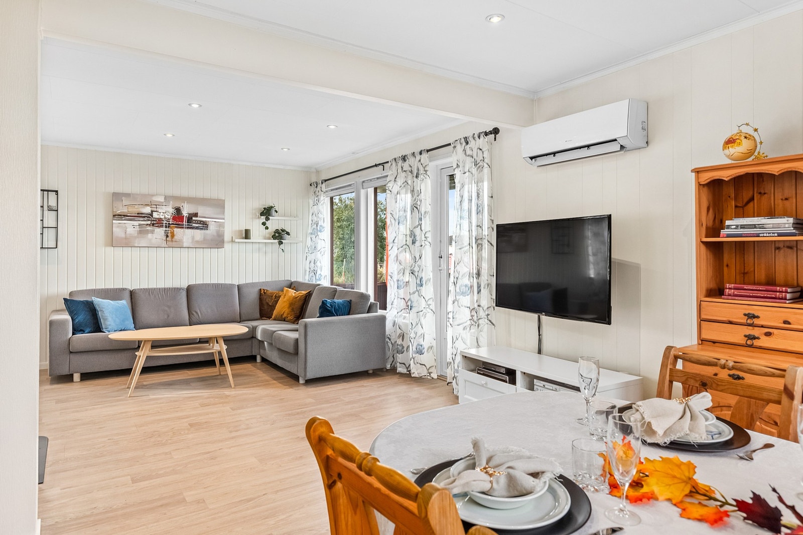 Størrelsen på stuen gir gode muligheter for separate sitte-/spisegrupper. Montert varmepumpe i 2012. Galleribilde