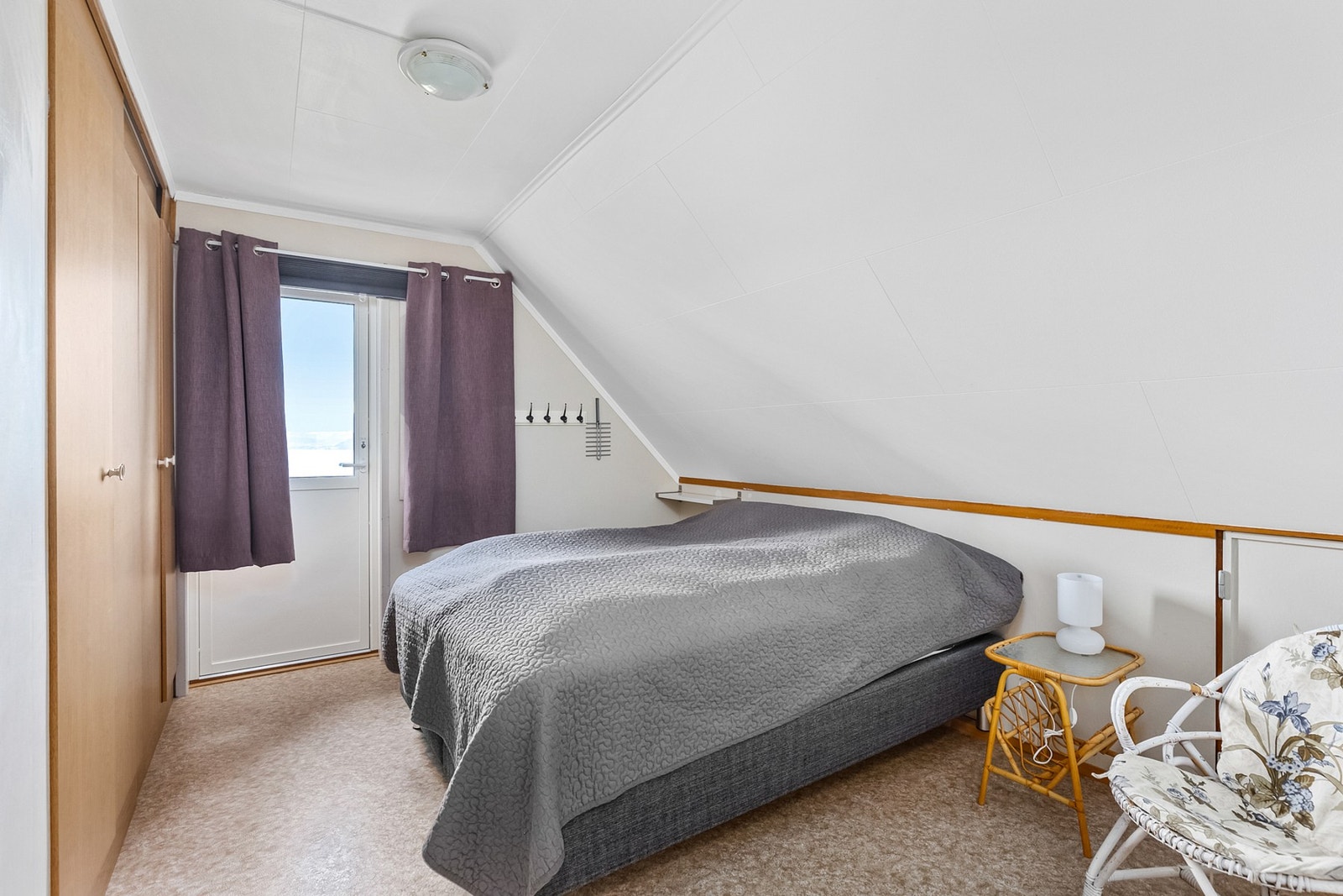 Soverom 1 har god plass til en stor seng og garderobe, samt egen balkong med fantastisk utsikt. Galleribilde