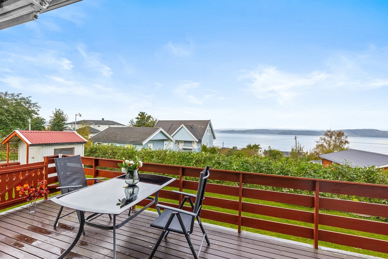 Fra boligen er det kort vei til skole, butikker, idrettsanlegg og turmuligheter. Galleribilde