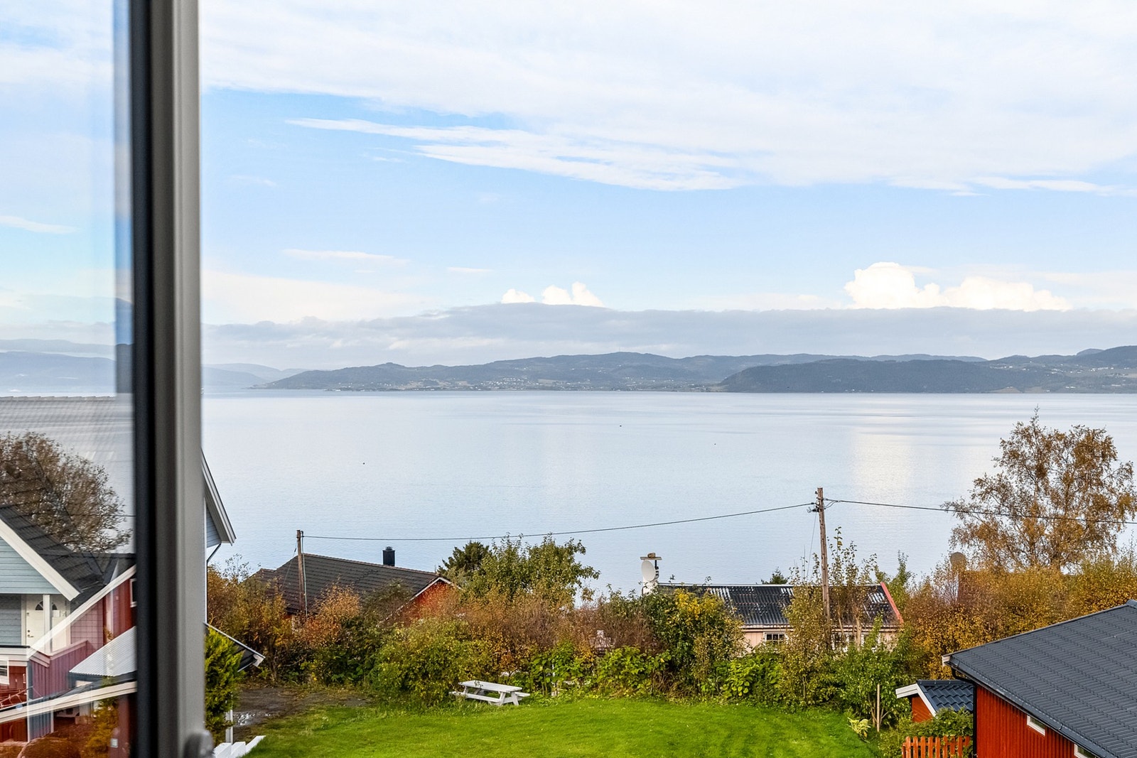 Fra boligen har man en fantastisk utsikt utover fjorden. Galleribilde
