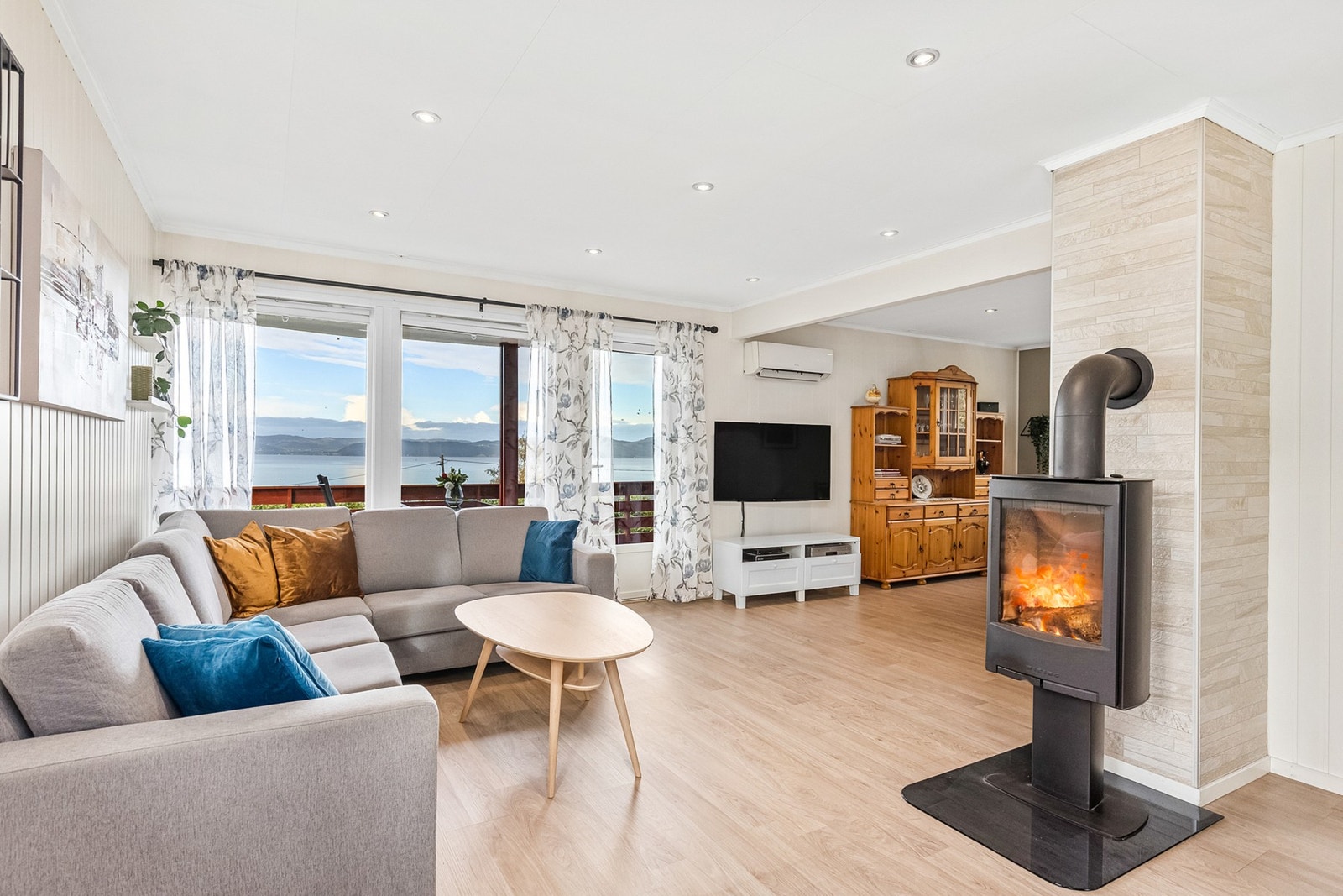 Stuens store vindusoverflater gir godt med naturlig lysinnslipp, samt en fantastisk utsikt utover fjorden. Galleribilde