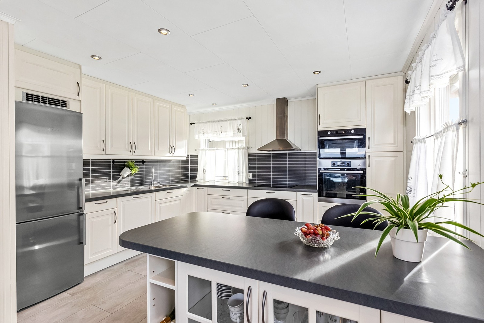 Kjøkkenet ble oppusset i 2013. Integrerte hvitevarer som platetopp, stekeovn og mikro. Galleribilde