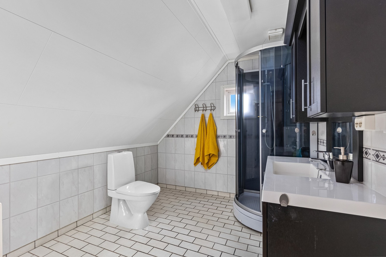 Badet er flislagt og har elektriske varmekabler i gulvet. Badet ble oppgradert med nytt tak, veggplater, skiftet innredning og dusjkabinett i 2010. Galleribilde