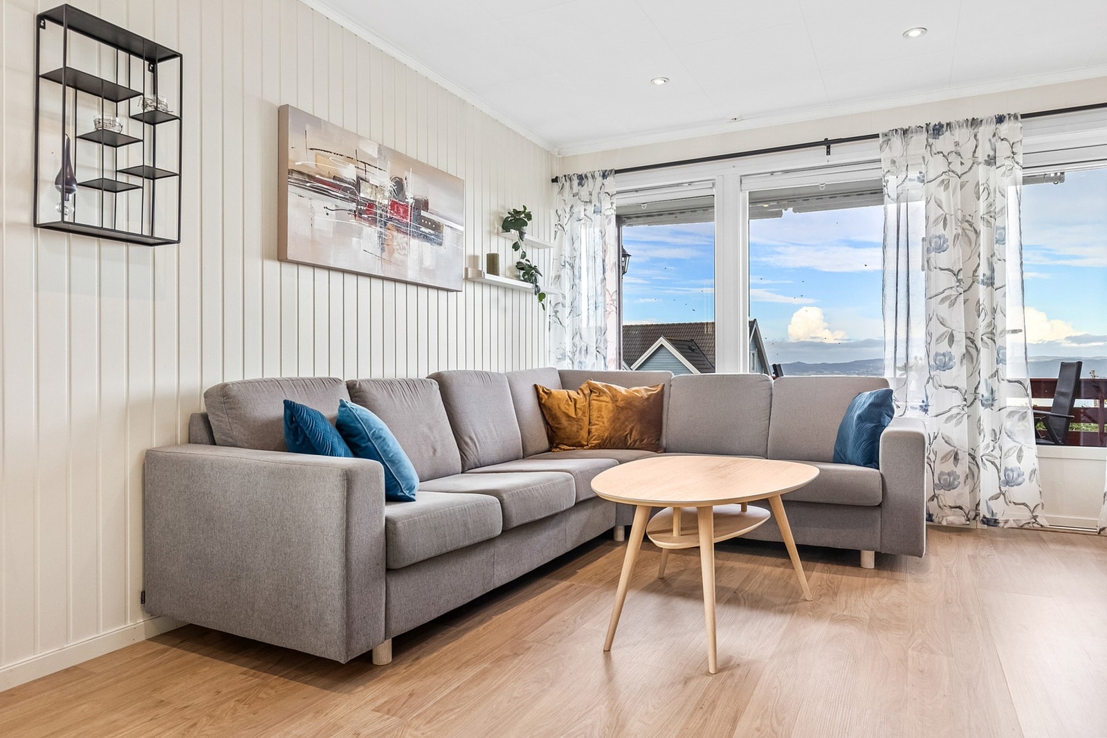 God plass til sofagruppe i stuen. Utgang til en veranda med en flotte utsikts- og solforhold. Galleribilde