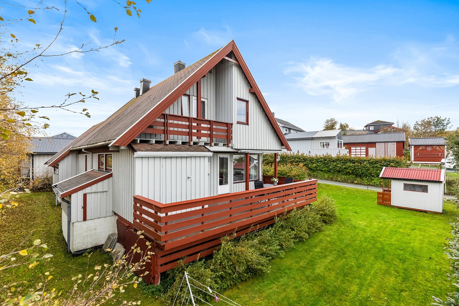 Boligen har en flott beliggenhet i gaten med nærhet til skole, butikk og turmuligheter. Galleribilde