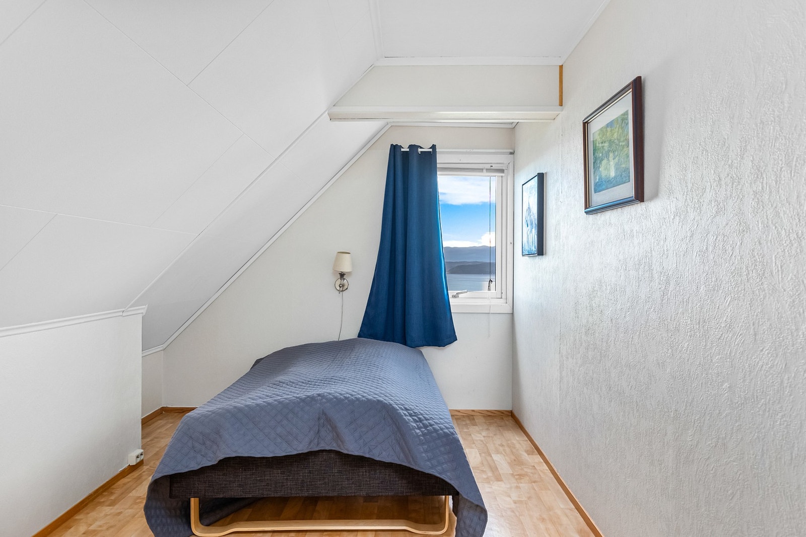 Soverom 3 er også av god størrelse på 9 kvm med utsikt over fjorden. Galleribilde