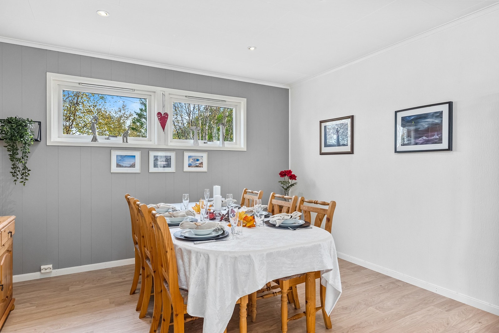 Koselig spisestue som har flere gode møbleringsmuligheter etter egent ønske og behov. Galleribilde