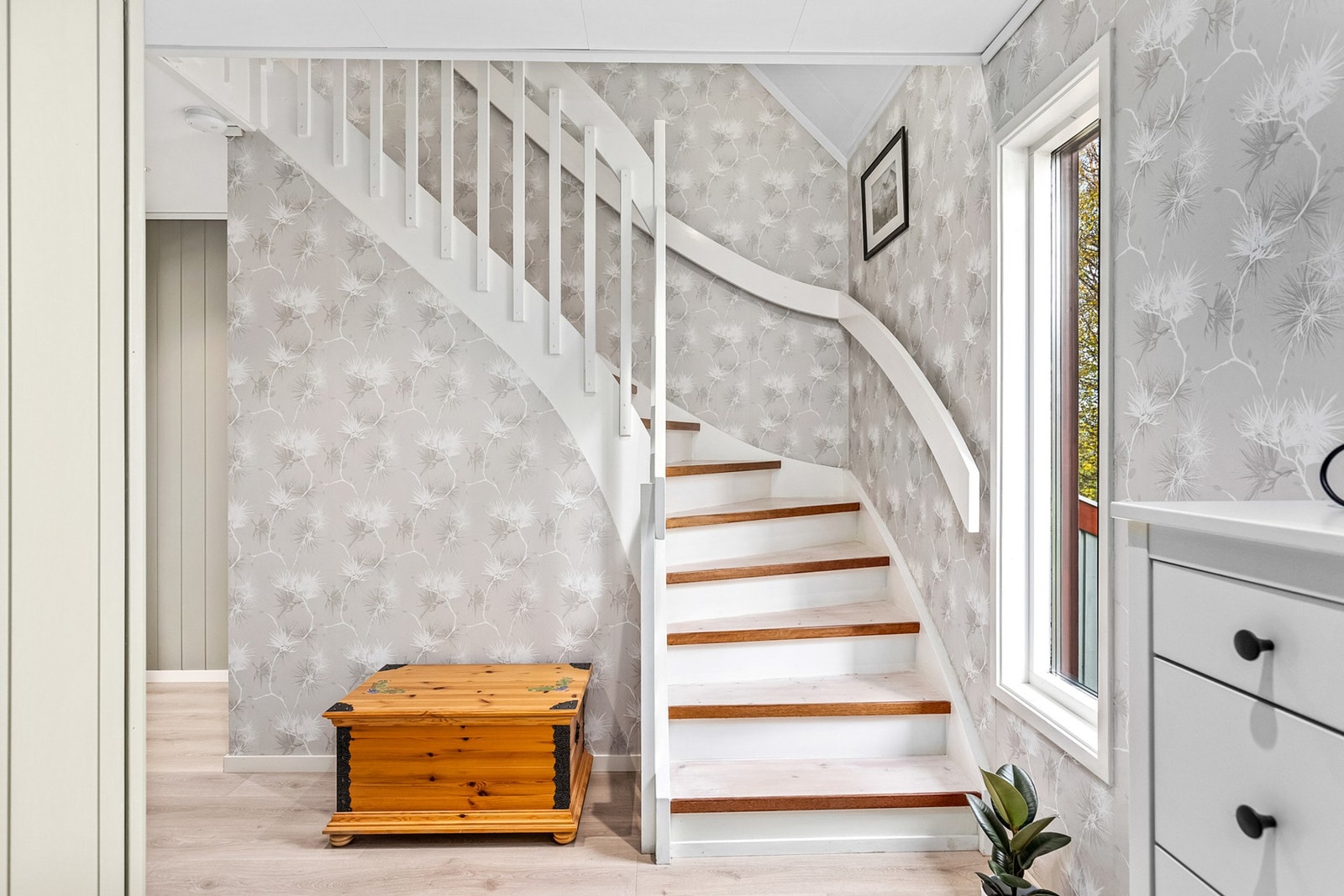 Åpen og lys trappeoppgang. Galleribilde