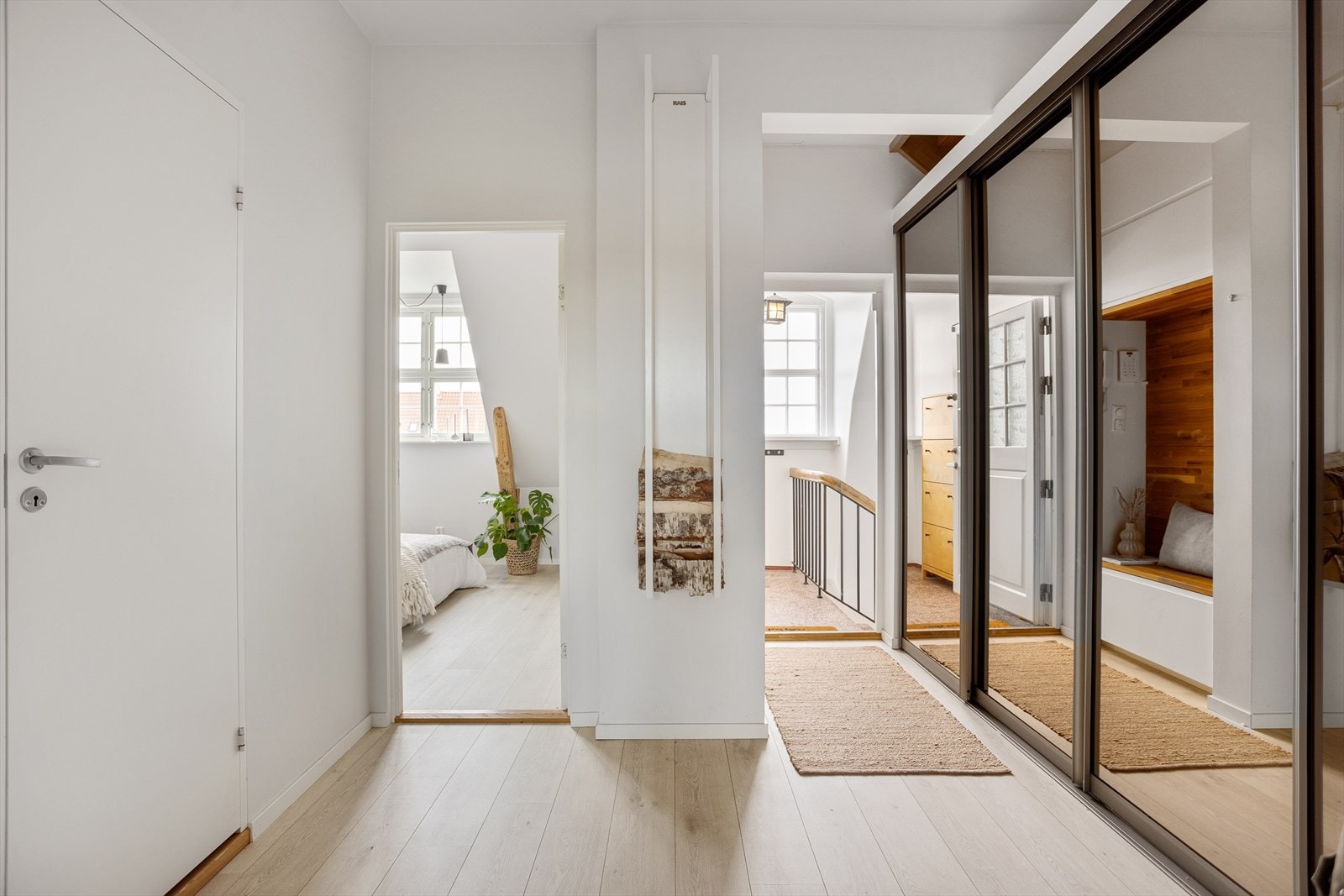 Hovedetasjen består av åpen stue- og kjøkkenløsning, hovedsoverom, bad og romslig entré. Galleribilde