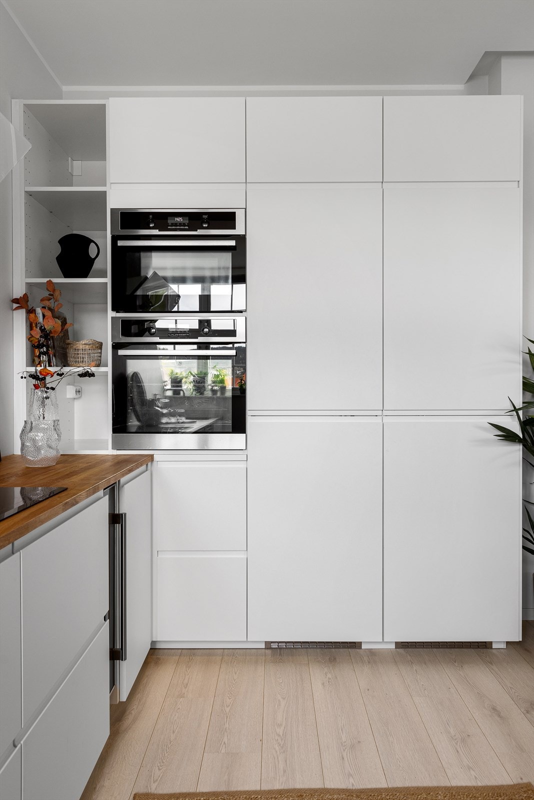 Det er integrerte hvitevarer som to stekeovner, induksjonstopp (80 cm), oppvaskmaskin, vinskap, samt kjøl og frys. Galleribilde