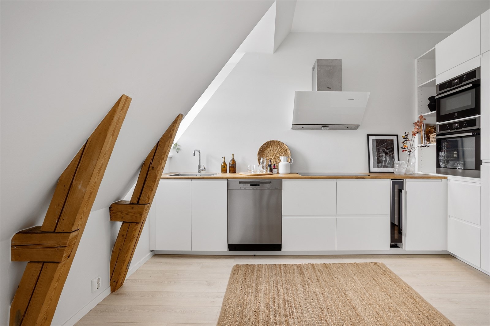 Kjøkkenet har en fin og tidløs innredning fra IKEA som var ny i 2016. Innredningen ble flyttet i 2023. Galleribilde