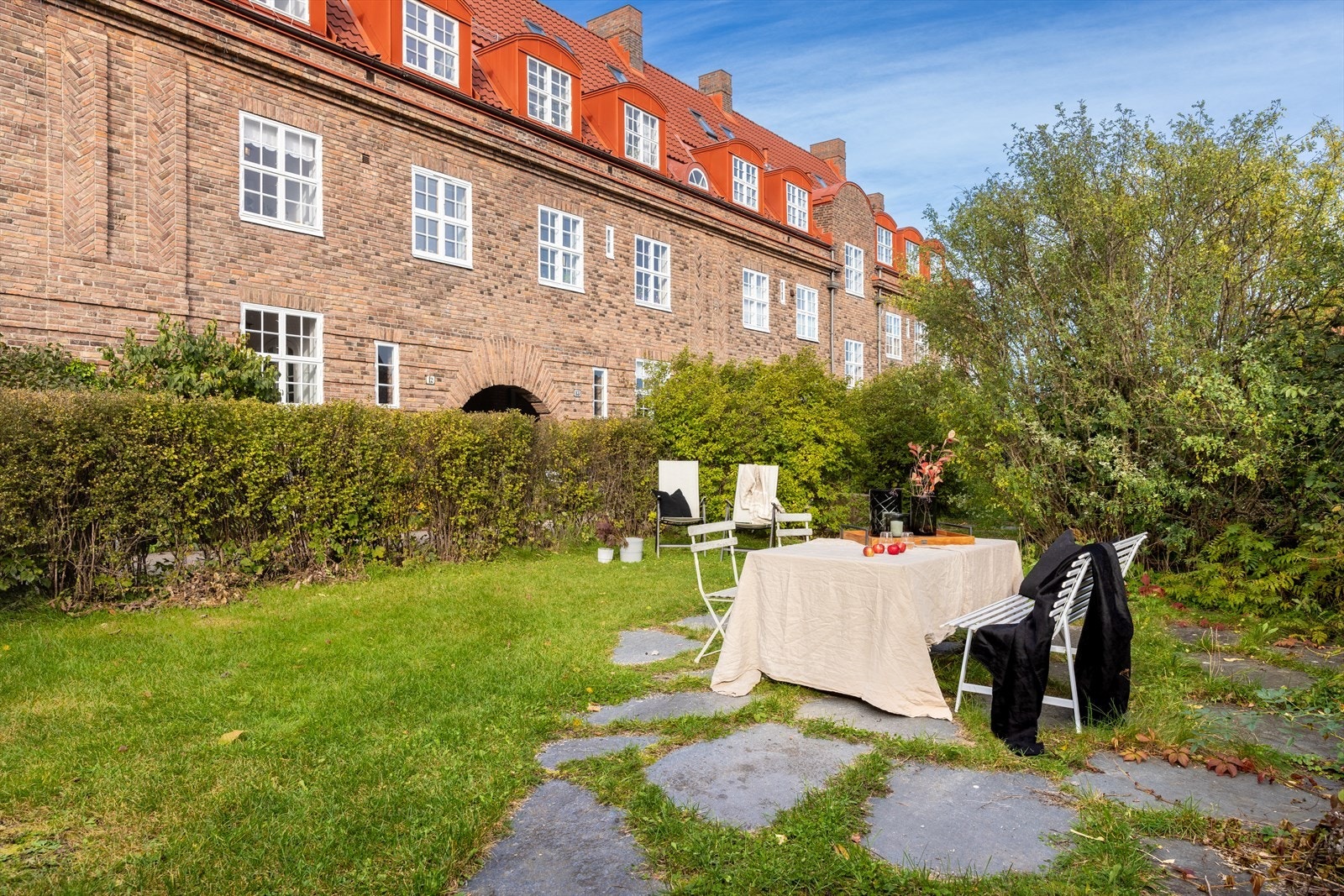 Hageparsellen som er felles har god plass til ulike sittegrupper og diverse utemøblement. Galleribilde