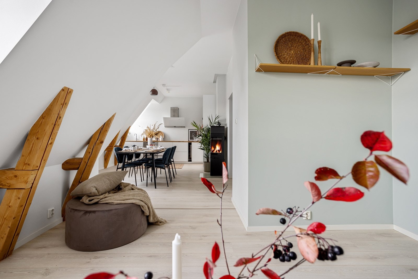 Det er naturlige soner for både sofaseksjon og langbord i tilknytning til kjøkkenet. Galleribilde
