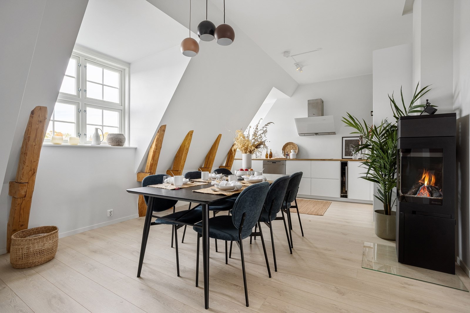 Stuen har en lun og stemningsfull peisovn som også er en ypperlige varmekilde på kaldere dager. Galleribilde