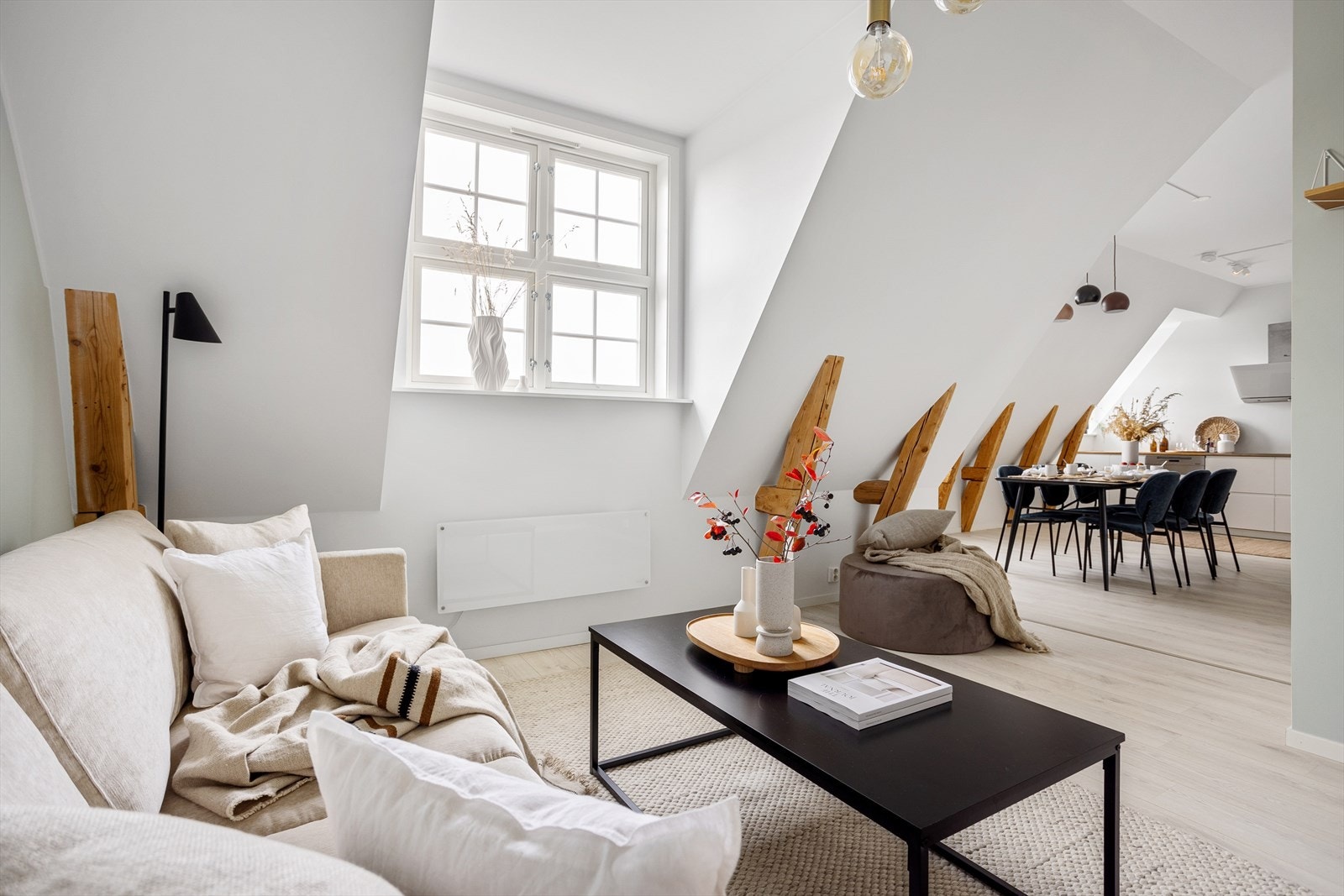 Leiligheten ligger høyt og fint til i byggets 3.etasje med utbygget loft. Galleribilde