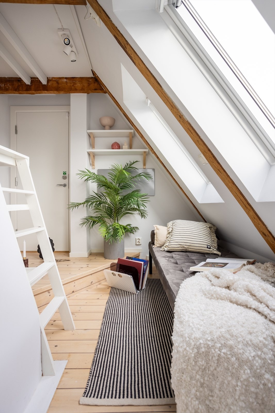 Det er installert alarmert og brannsikker inngangsdør som rømningsvei fra loftsetasjen. Galleribilde